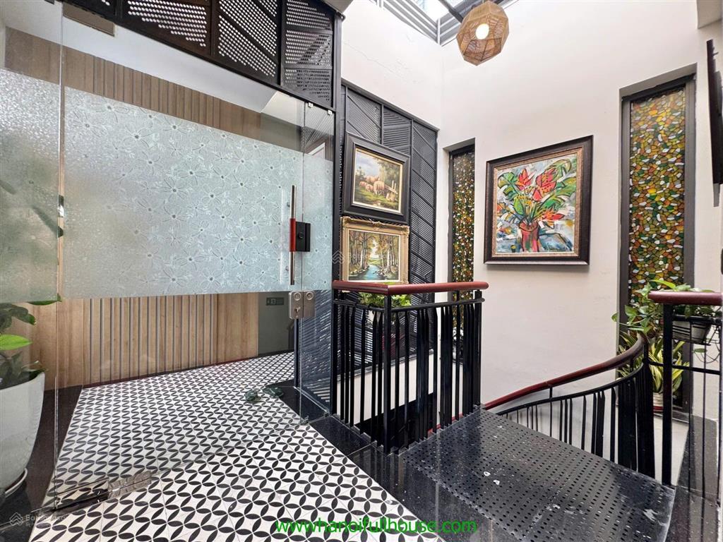 Cho thuê căn hộ duplex 3 phòng ngủ, ban công, view hồ tại đường quảng khánh