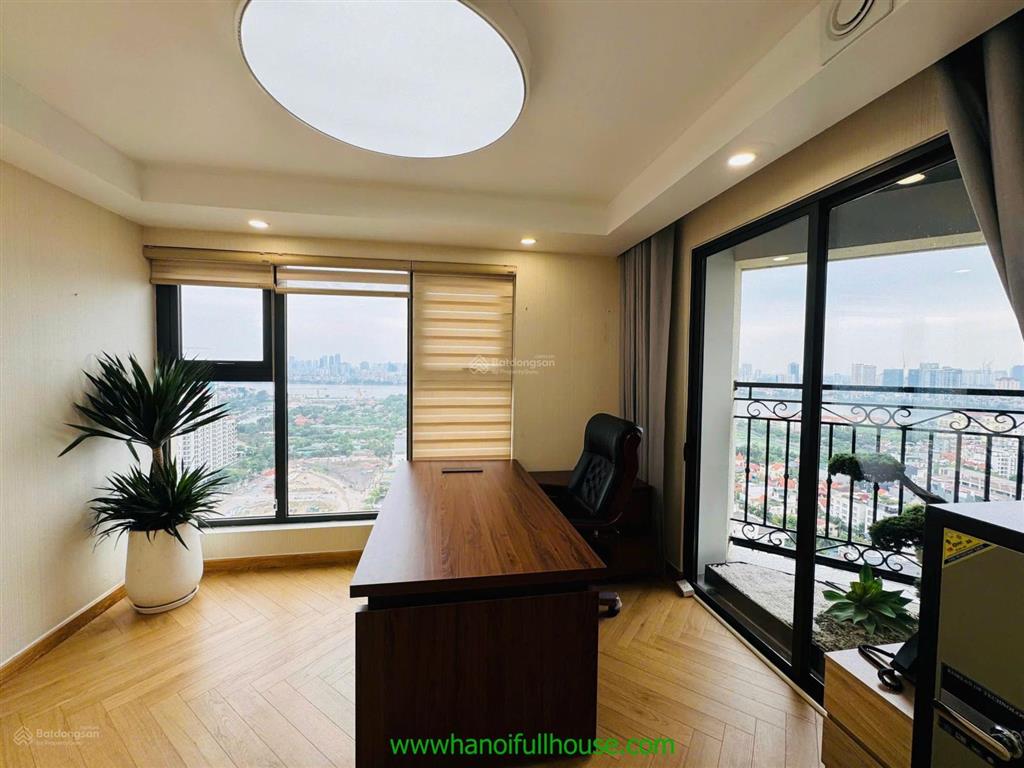 Căn hộ rộng 310m2, có 3 phòng ngủ, có view hồ tây, đủ đồ ở tòa d'le roi soleil xuân diệu