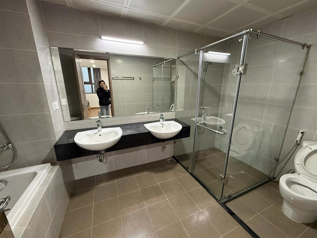 Căn hộ sang trọng, 5 phòng ngủ ở toà udic tây hồ cho thuê rộng tới 300 m2 dạng duplex