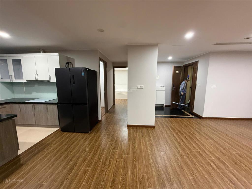 Căn hộ sang trọng, 5 phòng ngủ ở toà udic tây hồ cho thuê rộng tới 300 m2 dạng duplex