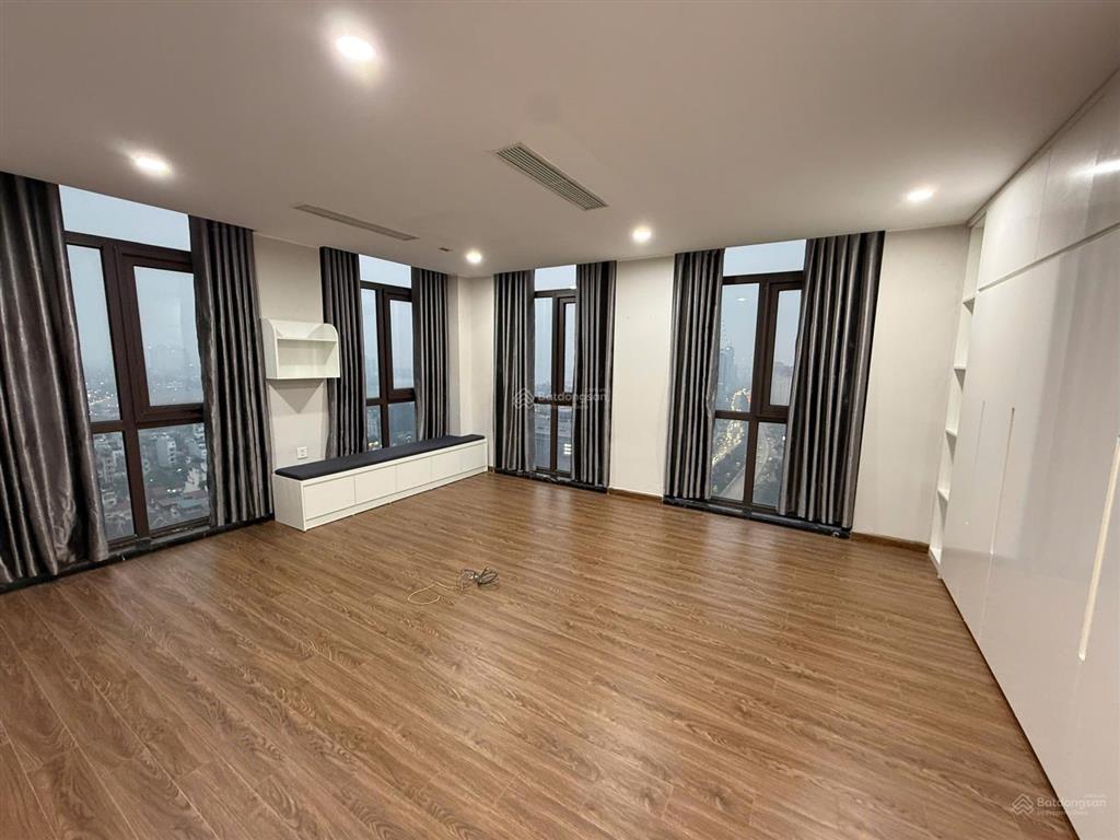 Căn hộ sang trọng, 5 phòng ngủ ở toà udic tây hồ cho thuê rộng tới 300 m2 dạng duplex