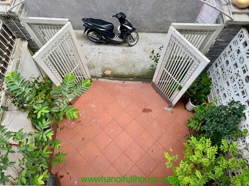 Nhà 4 phòng ngủ, đủ đồ, nhiều ánh sáng ở tây hồ cho thuê xe hơi vào, yên tĩnh văn minh
