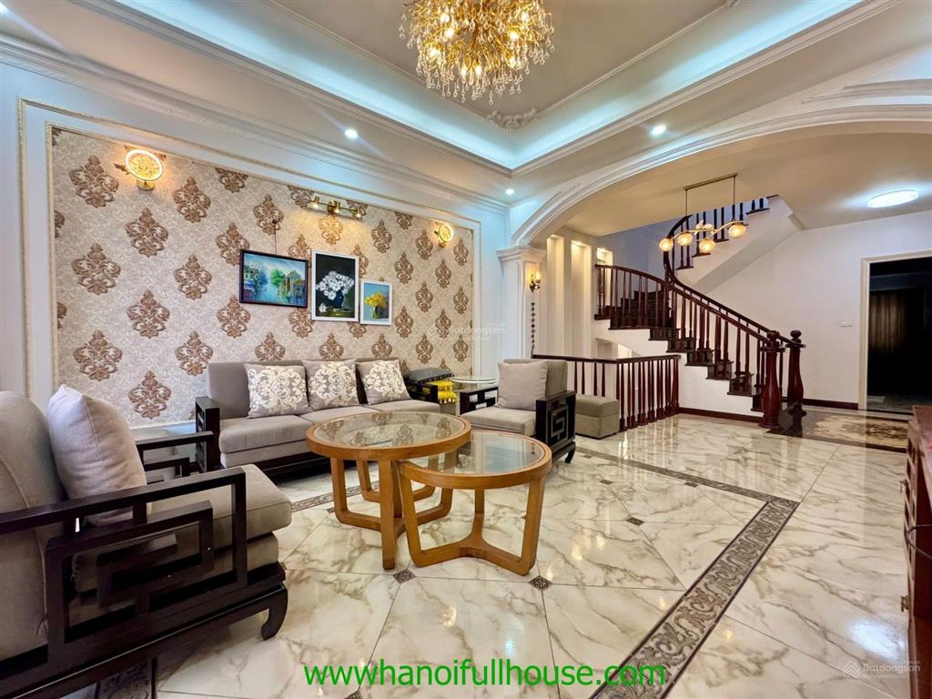 Nhà 4 phòng ngủ, đủ đồ, nhiều ánh sáng ở tây hồ cho thuê xe hơi vào, yên tĩnh văn minh