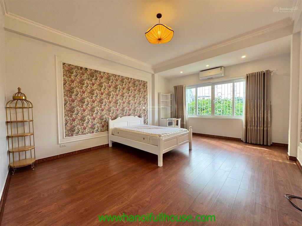 Nhà 4 phòng ngủ, đủ đồ, nhiều ánh sáng ở tây hồ cho thuê xe hơi vào, yên tĩnh văn minh