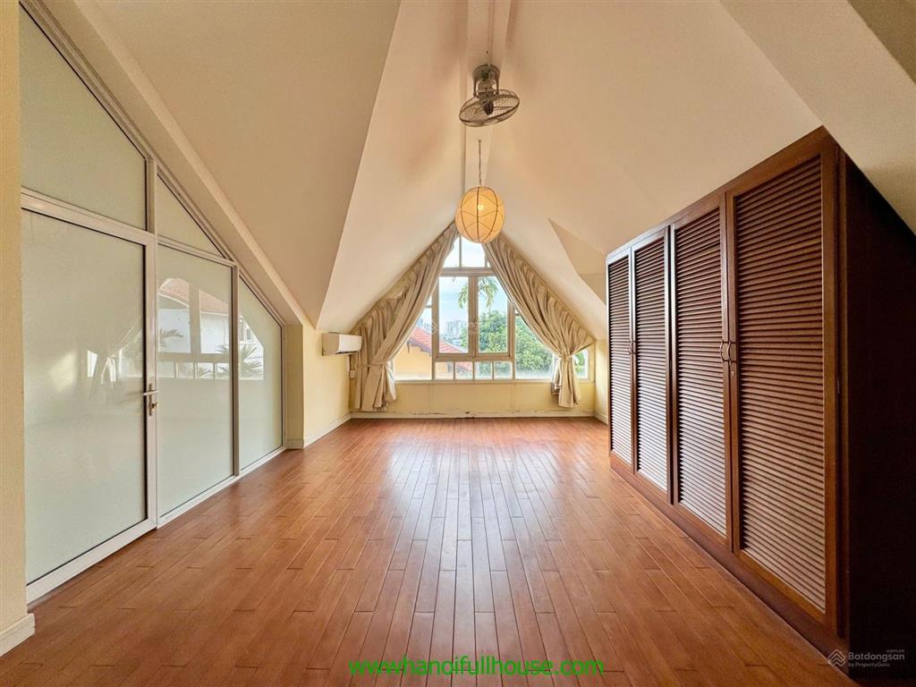 Biệt thự 400m2 rộng rãi có hồ bơi cho thuê tại tây hồ. xe hơi vào sân vườn rộng nổi bật quảng an