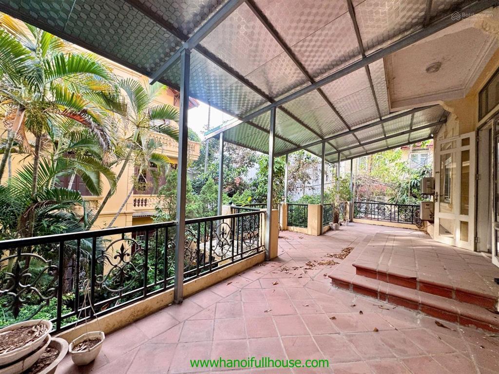 Biệt thự 400m2 rộng rãi có hồ bơi cho thuê tại tây hồ. xe hơi vào sân vườn rộng nổi bật quảng an