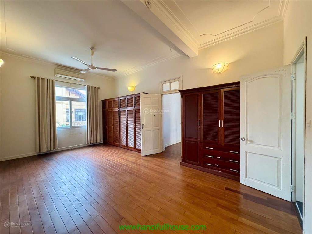 Biệt thự 400m2 rộng rãi có hồ bơi cho thuê tại tây hồ. xe hơi vào sân vườn rộng nổi bật quảng an