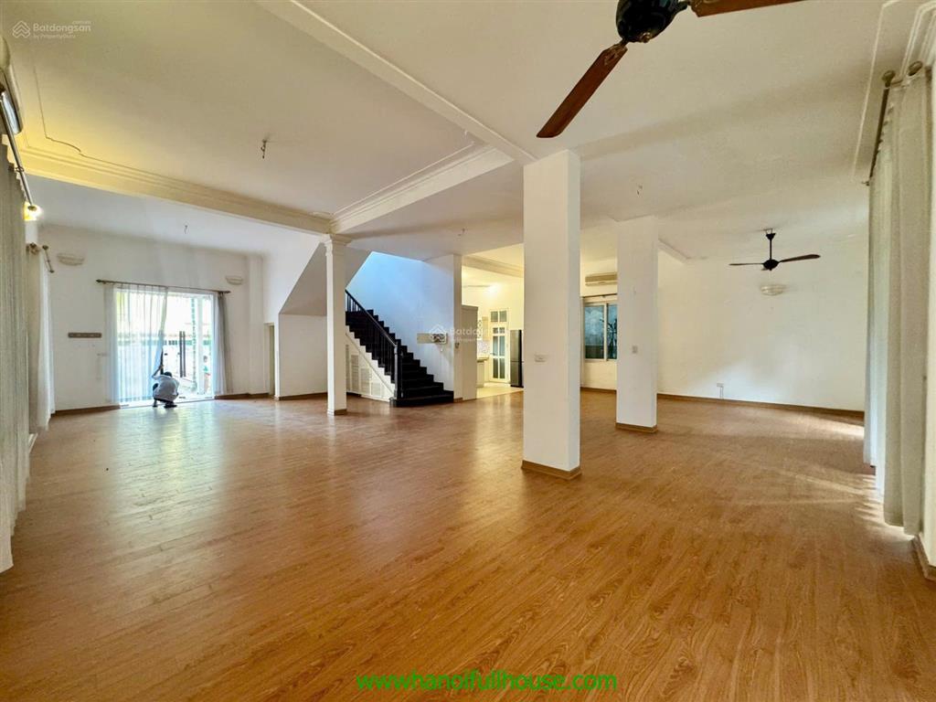 Biệt thự 400m2 rộng rãi có hồ bơi cho thuê tại tây hồ. xe hơi vào sân vườn rộng nổi bật quảng an