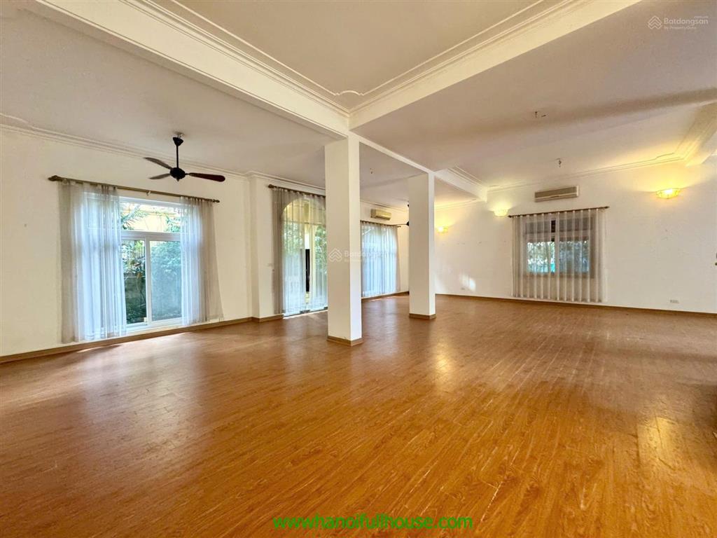 Biệt thự 400m2 rộng rãi có hồ bơi cho thuê tại tây hồ. xe hơi vào sân vườn rộng nổi bật quảng an