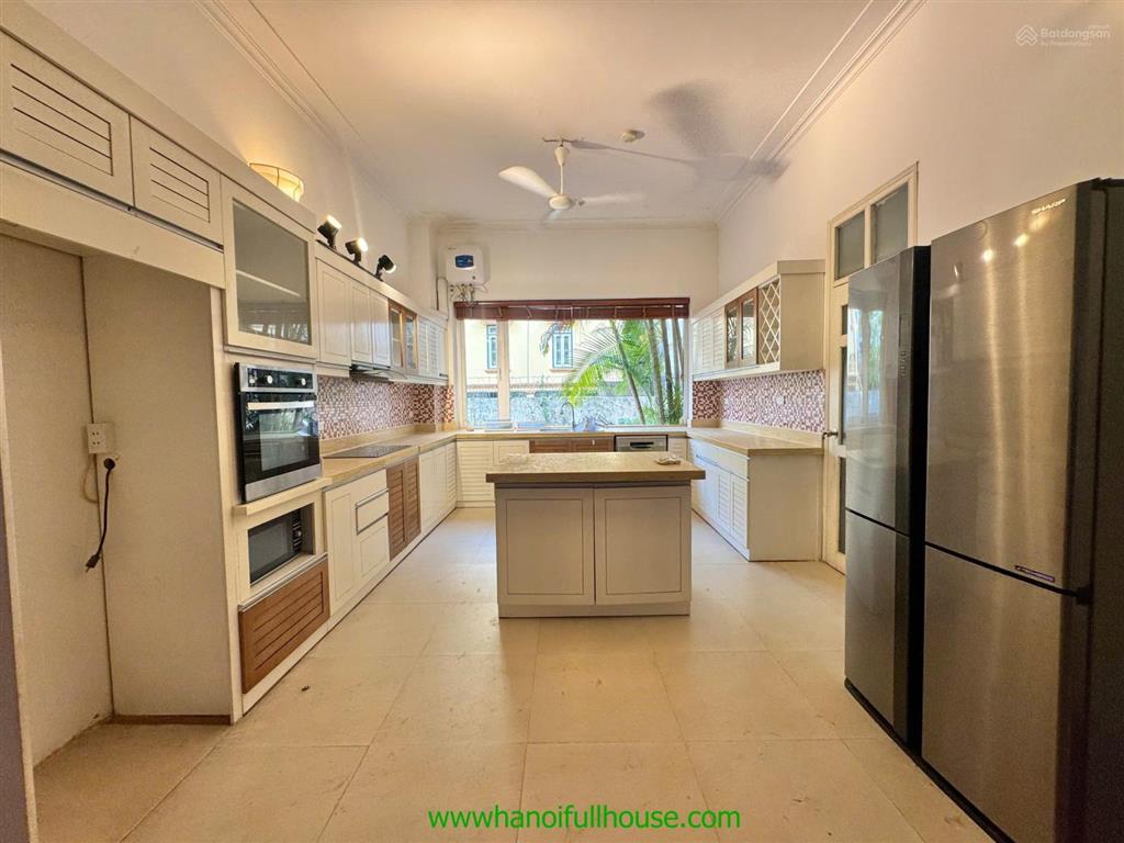 Biệt thự 400m2 rộng rãi có hồ bơi cho thuê tại tây hồ. xe hơi vào sân vườn rộng nổi bật quảng an