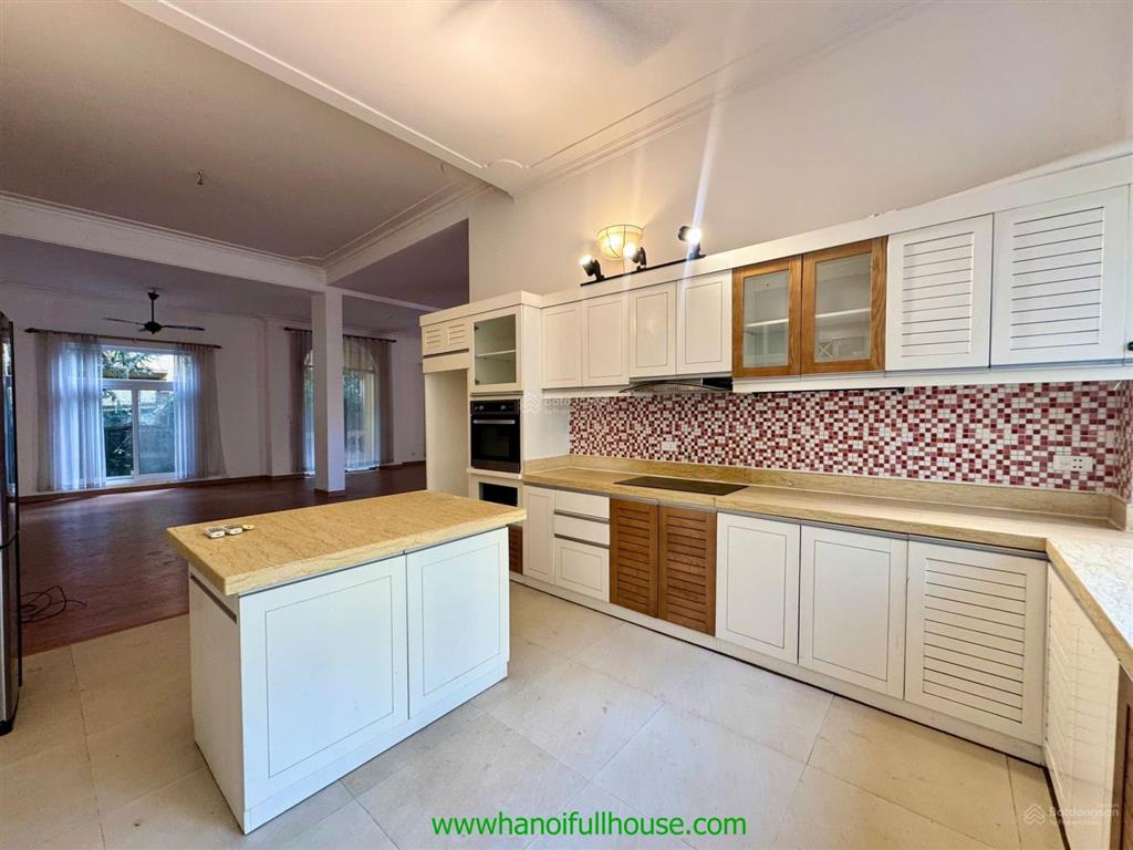 Biệt thự 400m2 rộng rãi có hồ bơi cho thuê tại tây hồ. xe hơi vào sân vườn rộng nổi bật quảng an
