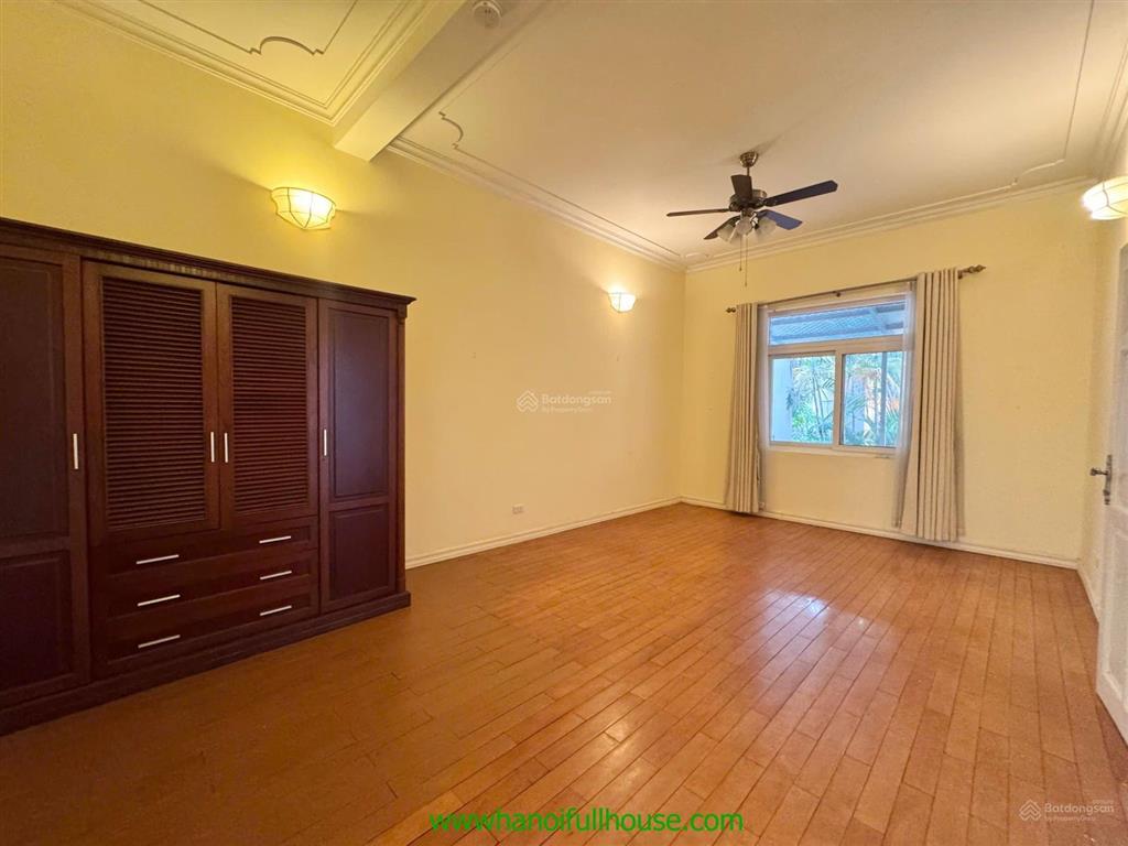 Biệt thự 400m2 rộng rãi có hồ bơi cho thuê tại tây hồ. xe hơi vào sân vườn rộng nổi bật quảng an