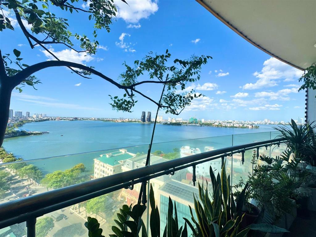 Căn hộ 2 phòng ngủ, rộng 130m2 view tuyệt đẹp hồ tây cho thuê ở ngay
