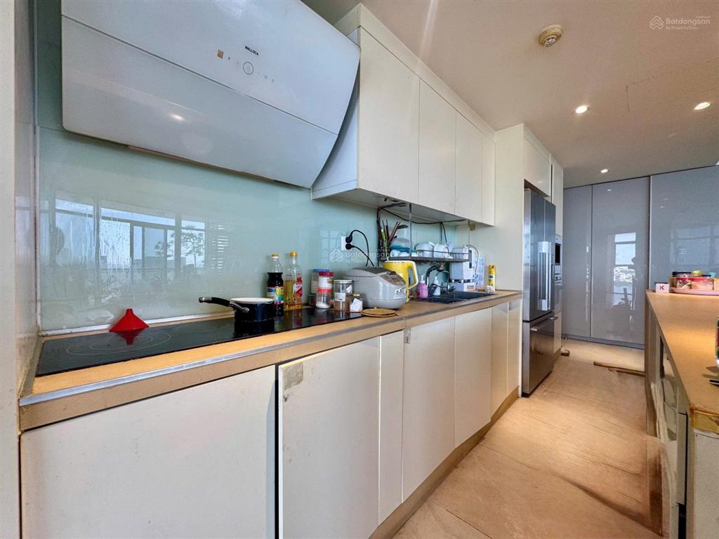 Căn hộ 2 phòng ngủ, rộng 130m2 view tuyệt đẹp hồ tây cho thuê ở ngay