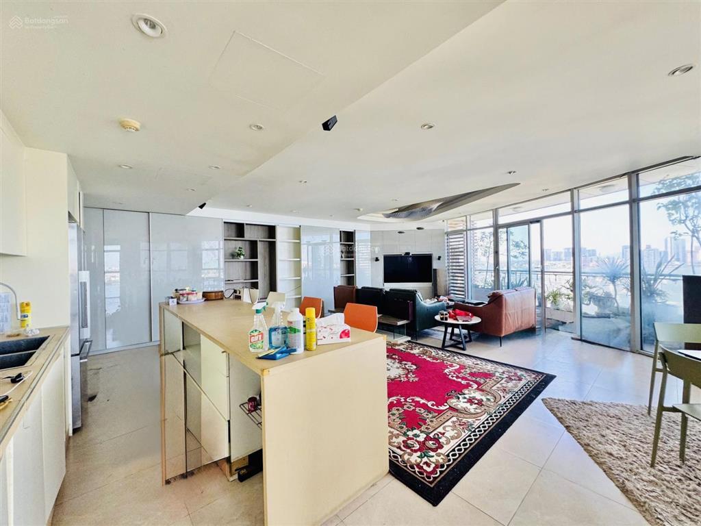 Căn hộ 2 phòng ngủ, rộng 130m2 view tuyệt đẹp hồ tây cho thuê ở ngay