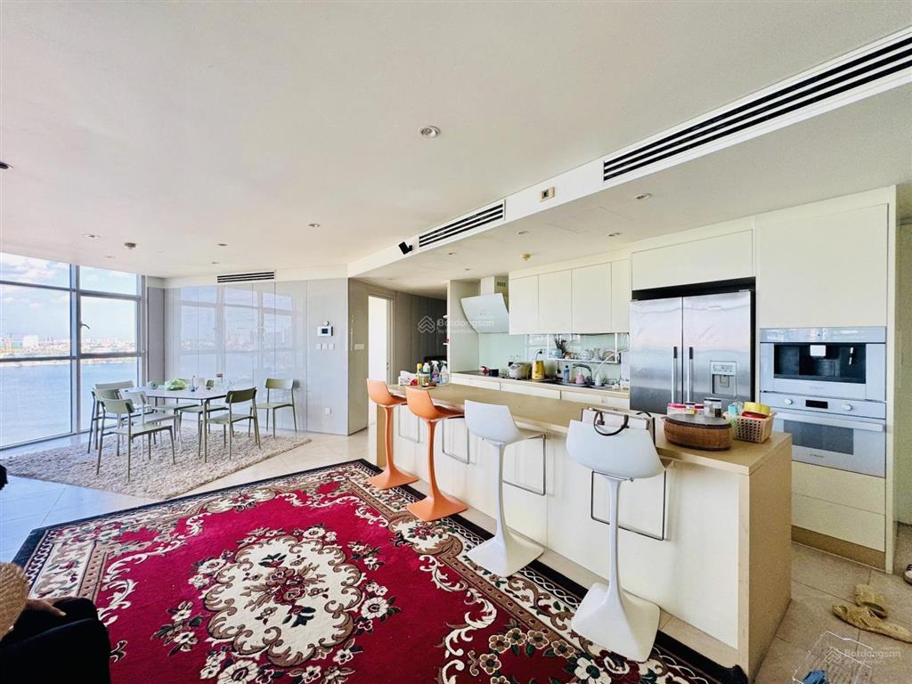 Căn hộ 2 phòng ngủ, rộng 130m2 view tuyệt đẹp hồ tây cho thuê ở ngay