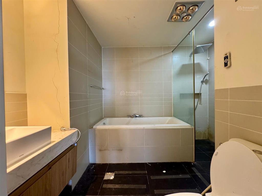 Căn hộ 2 phòng ngủ, rộng 130m2 view tuyệt đẹp hồ tây cho thuê ở ngay