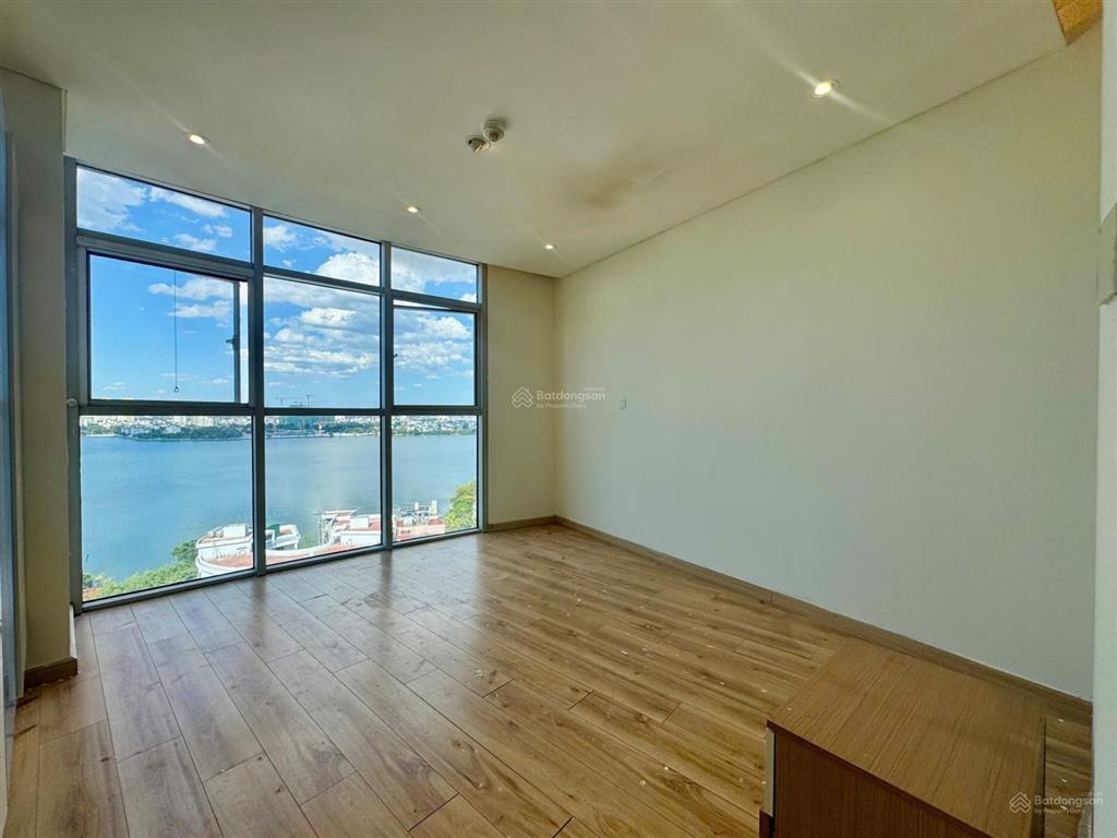 Căn hộ 2 phòng ngủ, rộng 130m2 view tuyệt đẹp hồ tây cho thuê ở ngay