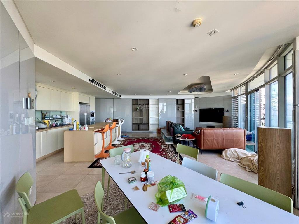 Căn hộ 2 phòng ngủ, rộng 130m2 view tuyệt đẹp hồ tây cho thuê ở ngay