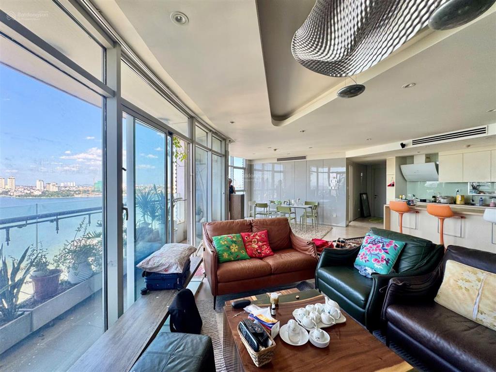 Căn hộ 2 phòng ngủ, rộng 130m2 view tuyệt đẹp hồ tây cho thuê ở ngay