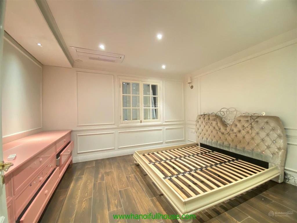 Ngôi nhà 5 phòng ngủ, sân vườn, đủ đồ ở tây hồ cho thuê rộng 200m2 mặt phố tiện ở, công ty