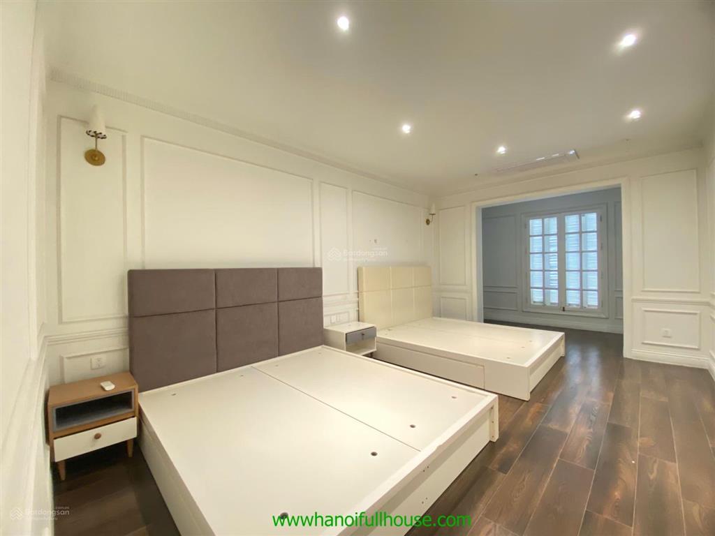 Ngôi nhà 5 phòng ngủ, sân vườn, đủ đồ ở tây hồ cho thuê rộng 200m2 mặt phố tiện ở, công ty