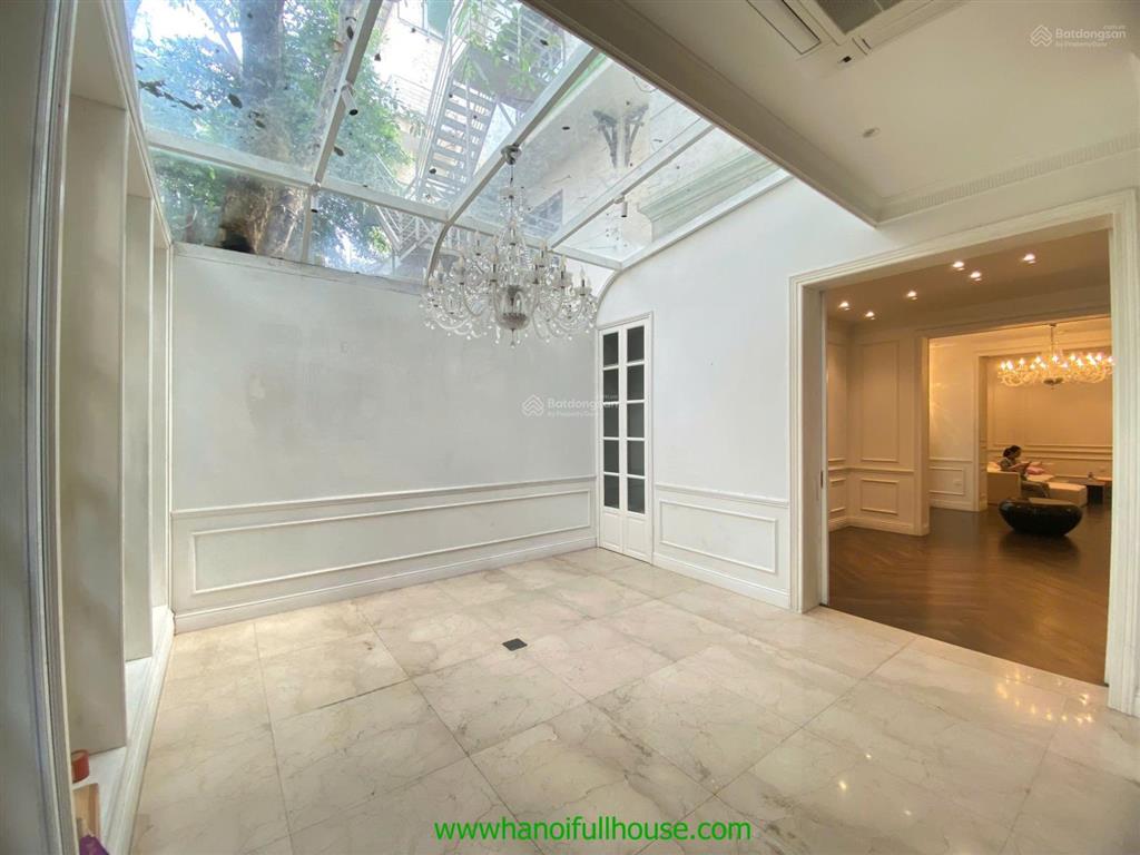 Ngôi nhà 5 phòng ngủ, sân vườn, đủ đồ ở tây hồ cho thuê rộng 200m2 mặt phố tiện ở, công ty