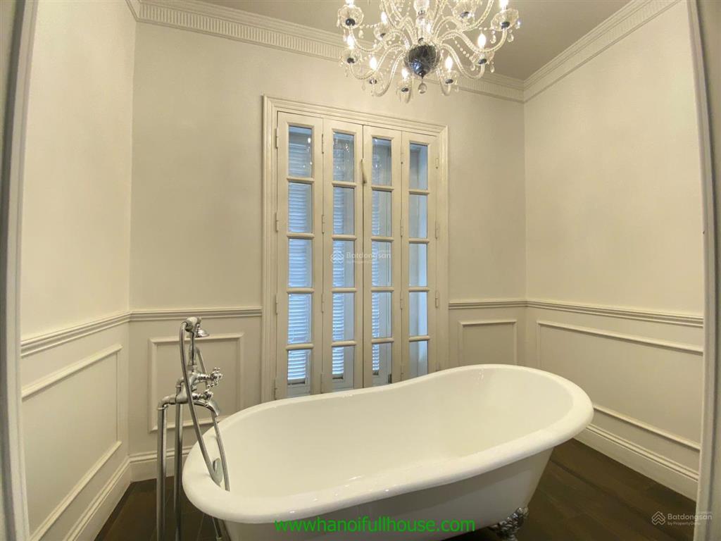 Ngôi nhà 5 phòng ngủ, sân vườn, đủ đồ ở tây hồ cho thuê rộng 200m2 mặt phố tiện ở, công ty