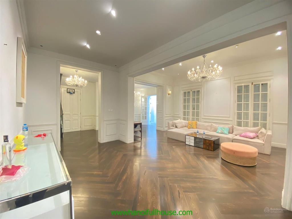 Ngôi nhà 5 phòng ngủ, sân vườn, đủ đồ ở tây hồ cho thuê rộng 200m2 mặt phố tiện ở, công ty