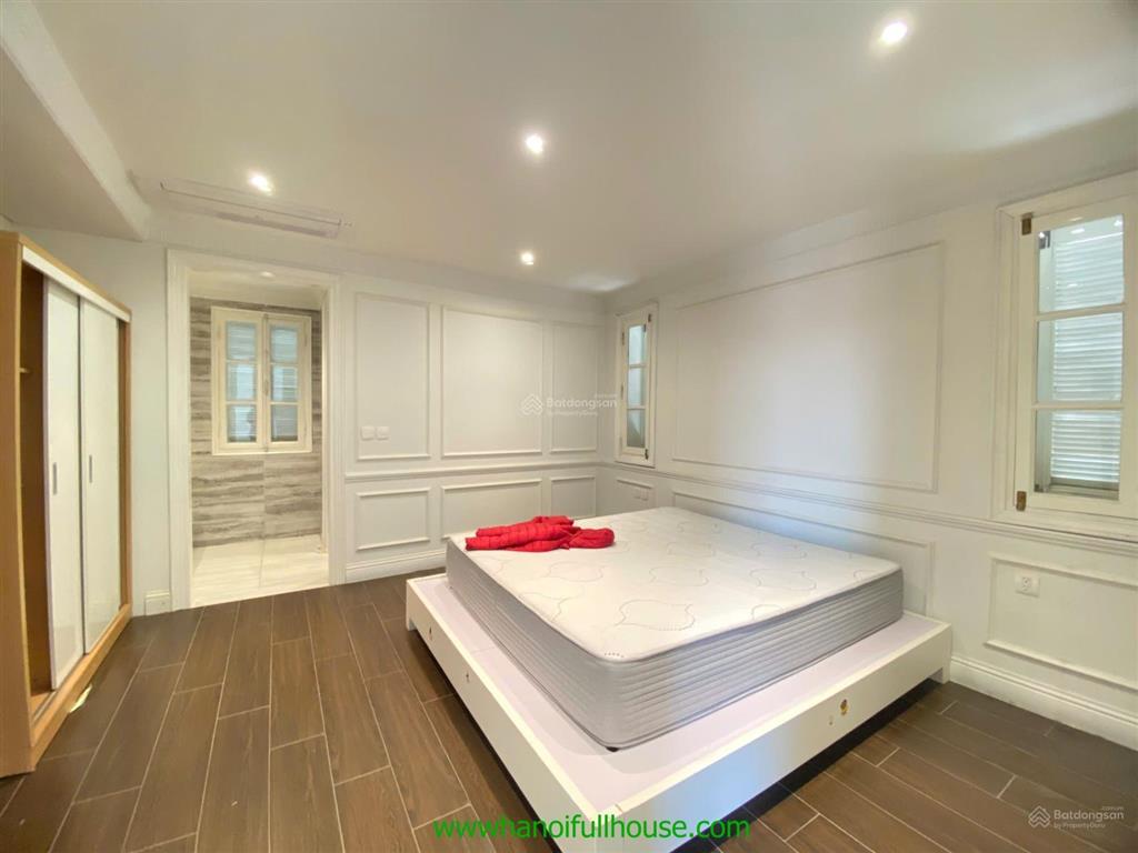 Ngôi nhà 5 phòng ngủ, sân vườn, đủ đồ ở tây hồ cho thuê rộng 200m2 mặt phố tiện ở, công ty