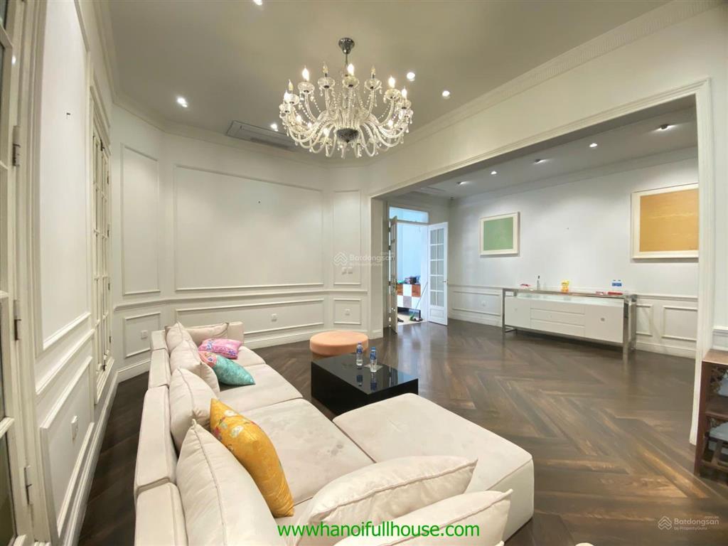 Ngôi nhà 5 phòng ngủ, sân vườn, đủ đồ ở tây hồ cho thuê rộng 200m2 mặt phố tiện ở, công ty