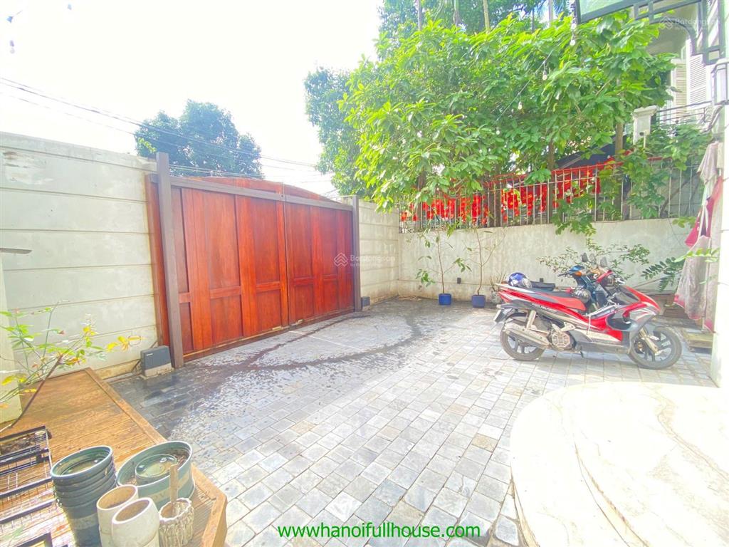 Ngôi nhà 5 phòng ngủ, sân vườn, đủ đồ ở tây hồ cho thuê rộng 200m2 mặt phố tiện ở, công ty