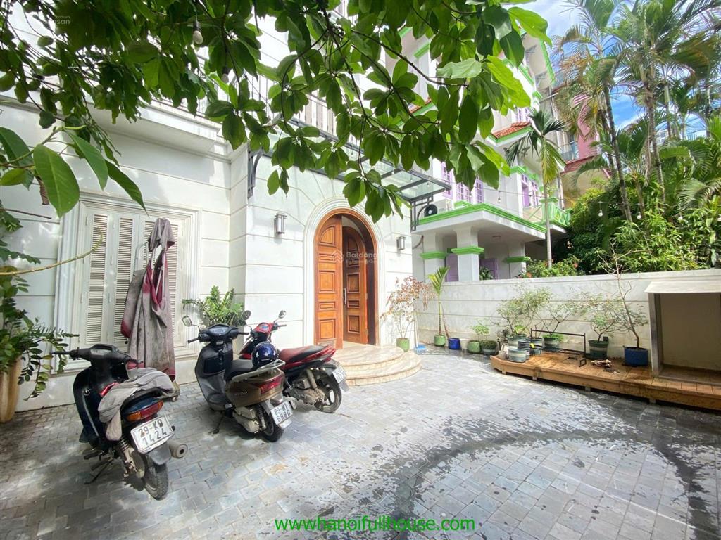 Ngôi nhà 5 phòng ngủ, sân vườn, đủ đồ ở tây hồ cho thuê rộng 200m2 mặt phố tiện ở, công ty