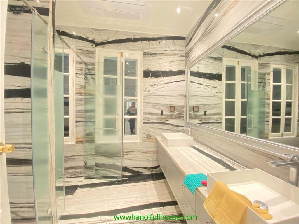 Ngôi nhà 5 phòng ngủ, sân vườn, đủ đồ ở tây hồ cho thuê rộng 200m2 mặt phố tiện ở, công ty