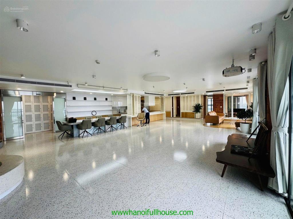 Căn hộ rộng 310m2, 3 phòng ngủ, có view hồ tây, đủ đồ ở tòa d'le roi soleil xuân diệu cho thuê vip
