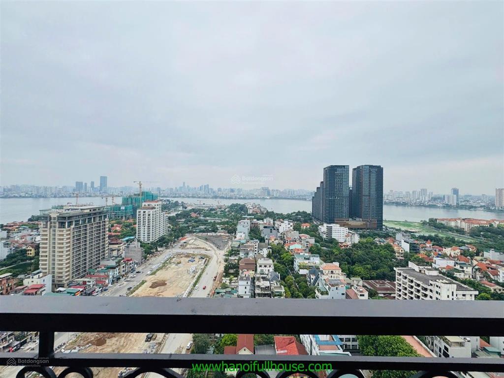 Căn hộ rộng 310m2, 3 phòng ngủ, có view hồ tây, đủ đồ ở tòa d'le roi soleil xuân diệu cho thuê vip