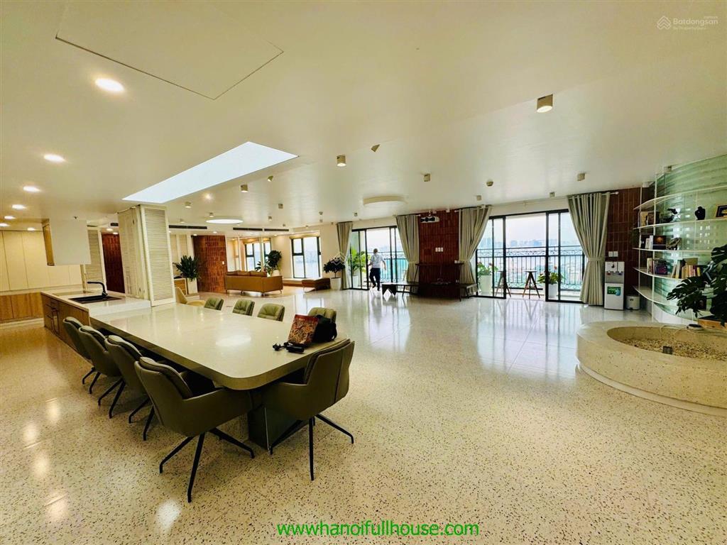 Căn hộ rộng 310m2, 3 phòng ngủ, có view hồ tây, đủ đồ ở tòa d'le roi soleil xuân diệu cho thuê vip