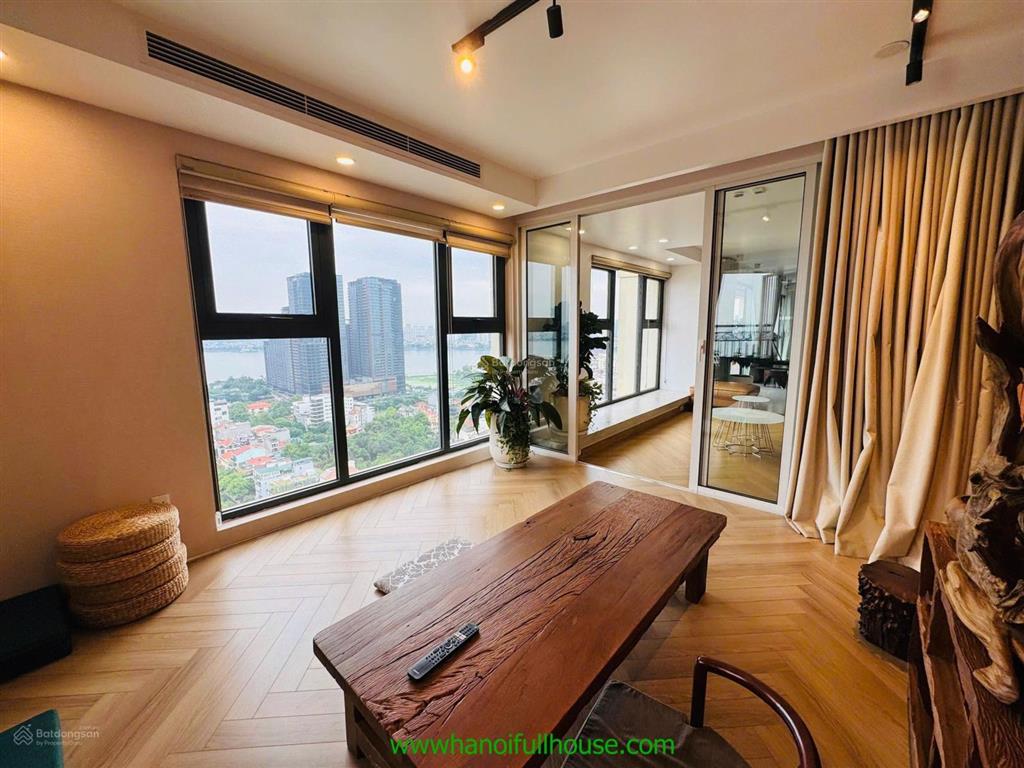 Căn hộ rộng 310m2, 3 phòng ngủ, có view hồ tây, đủ đồ ở tòa d'le roi soleil xuân diệu cho thuê vip