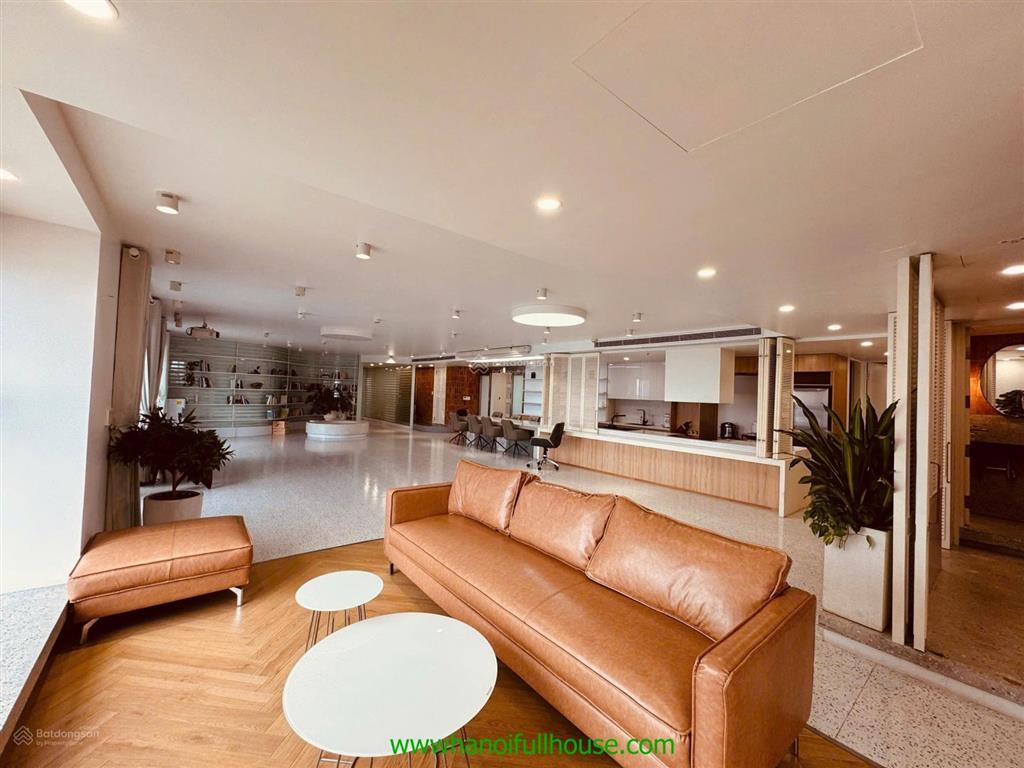 Căn hộ rộng 310m2, 3 phòng ngủ, có view hồ tây, đủ đồ ở tòa d'le roi soleil xuân diệu cho thuê vip