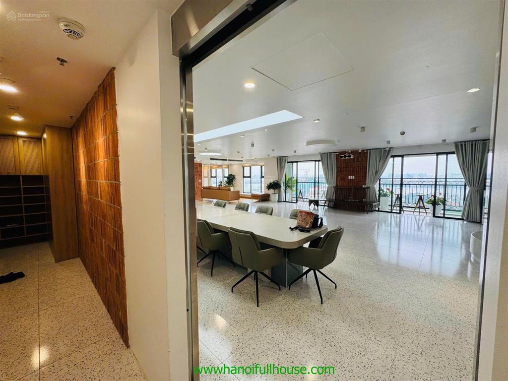 Căn hộ rộng 310m2, 3 phòng ngủ, có view hồ tây, đủ đồ ở tòa d'le roi soleil xuân diệu cho thuê vip