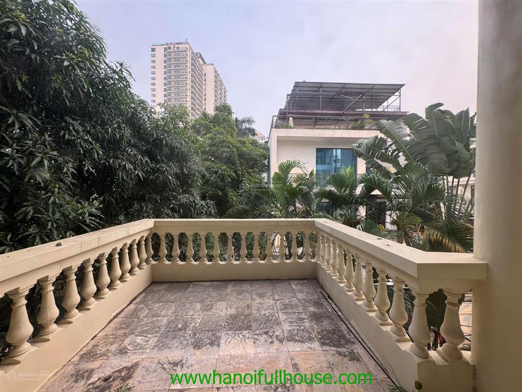 Nhà 4 phòng ngủ, sân vườn rộng rãi, có gara cho thuê tại tây hồ