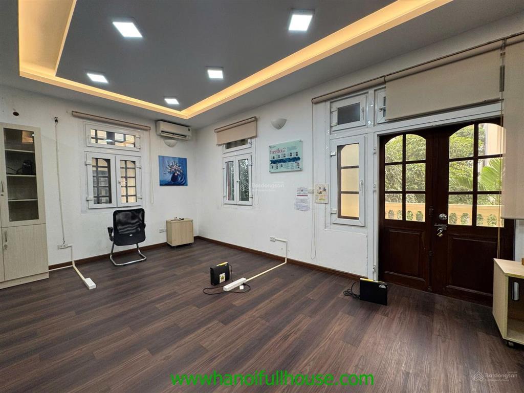 Nhà 4 phòng ngủ, sân vườn rộng rãi, có gara cho thuê tại tây hồ