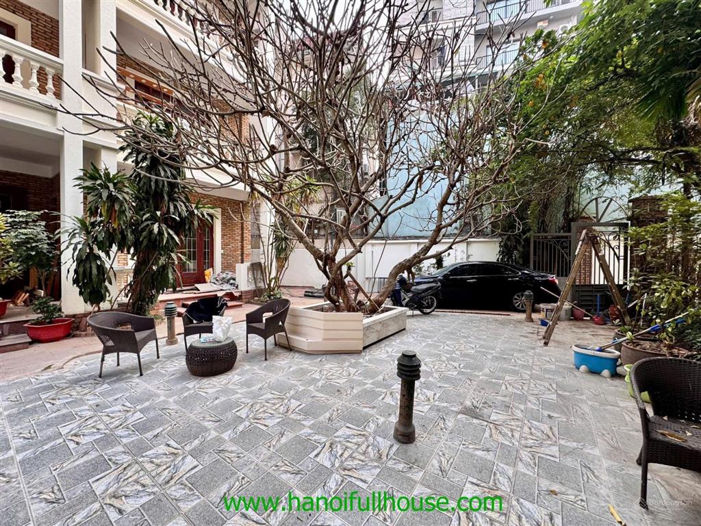 Biệt thự đẹp 5 phòng ngủ, sân vườn, bể bơi, đồ cơ bản ở tây hồ cho thuê