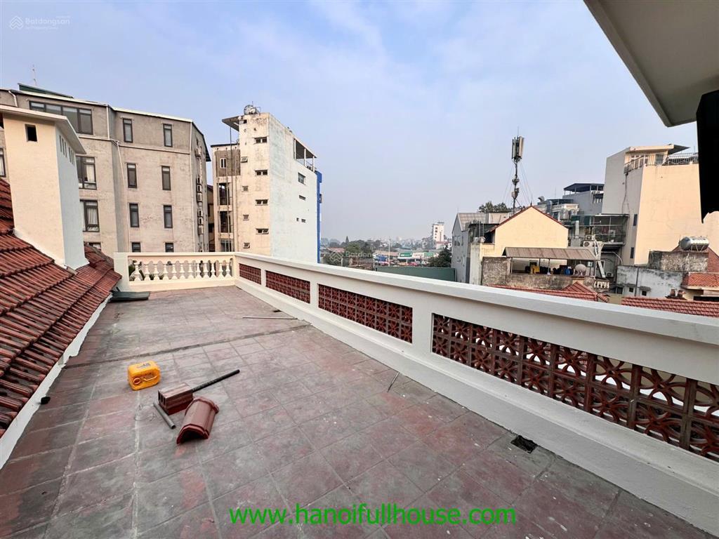 Biệt thự đẹp 5 phòng ngủ, sân vườn, bể bơi, đồ cơ bản ở tây hồ cho thuê
