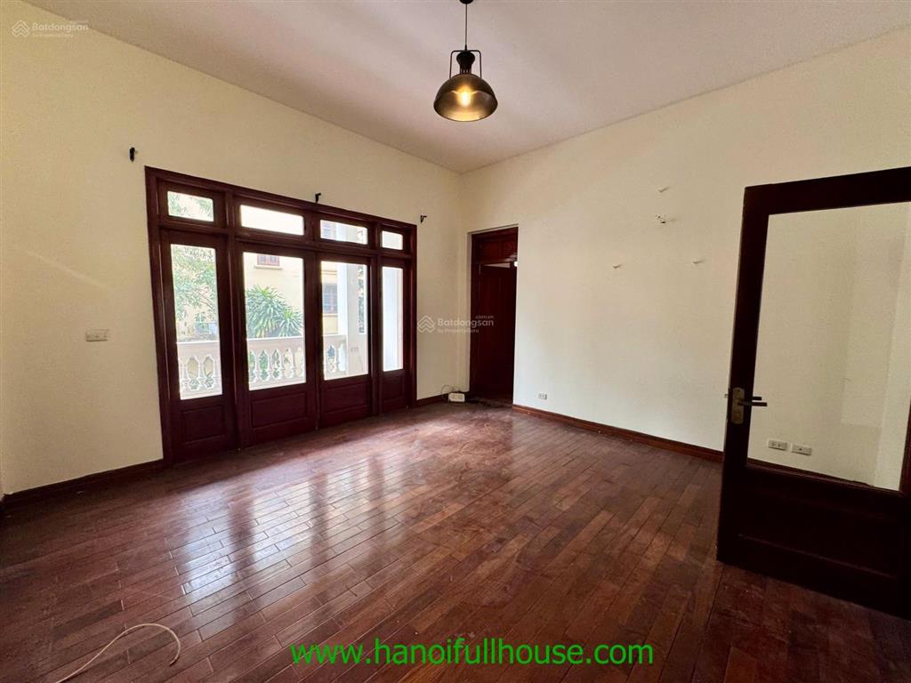 Biệt thự đẹp 5 phòng ngủ, sân vườn, bể bơi, đồ cơ bản ở tây hồ cho thuê