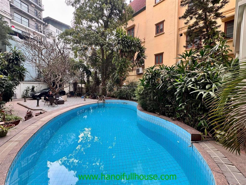 Biệt thự đẹp 5 phòng ngủ, sân vườn, bể bơi, đồ cơ bản ở tây hồ cho thuê