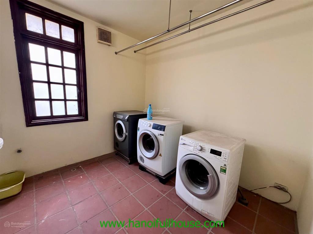 Biệt thự đẹp 5 phòng ngủ, sân vườn, bể bơi, đồ cơ bản ở tây hồ cho thuê