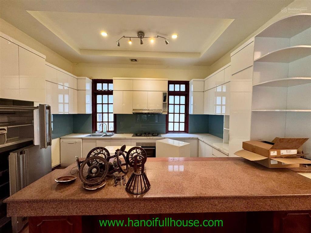 Biệt thự đẹp 5 phòng ngủ, sân vườn, bể bơi, đồ cơ bản ở tây hồ cho thuê