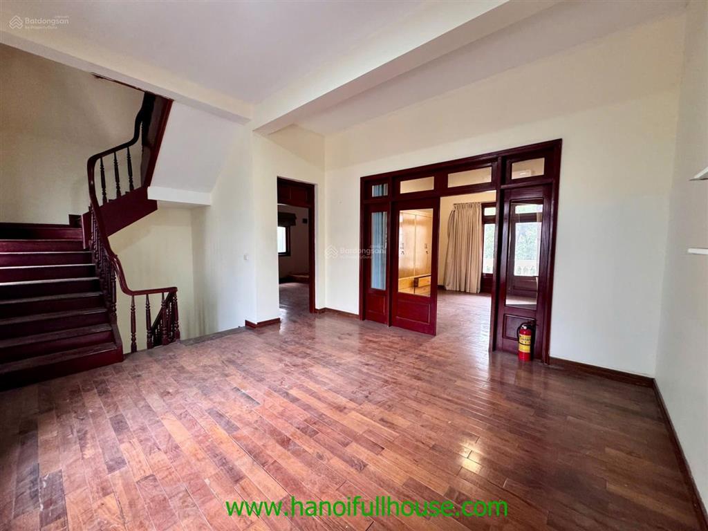 Biệt thự đẹp 5 phòng ngủ, sân vườn, bể bơi, đồ cơ bản ở tây hồ cho thuê