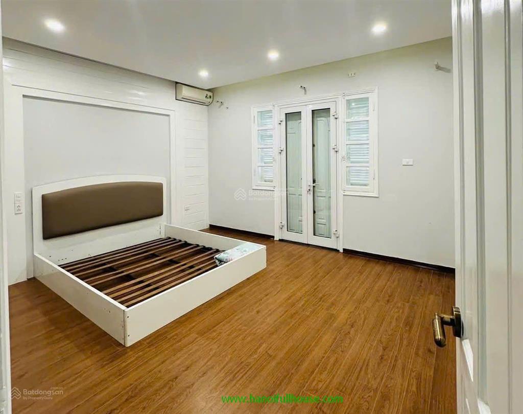 Căn biệt thự hiện đại, đẹp, đủ đồ, 4 phòng ngủ ở ba đình cho thuê giá rất rẻ. xe hơi đỗ cửa